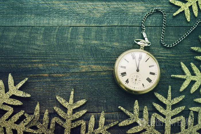 新的一年时钟老怀表上木制的背景