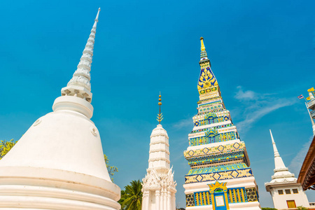 在曼谷 Wat Intharawihan 寺佛塔