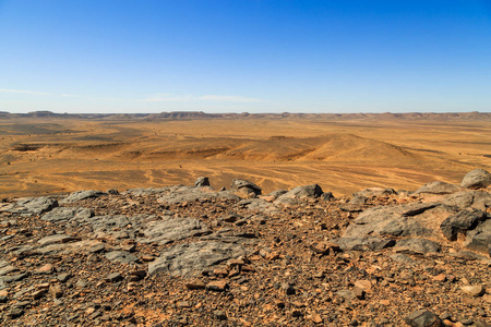 在沙漠中与蓝蓝的天空中美丽的摩洛哥山景观