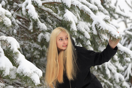 在下雪的冬天森林里的女孩。贫民窟