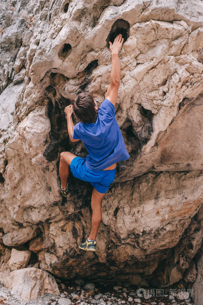 坚强的人攀爬岩石