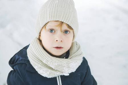 一个男孩在户外在一个下雪的冬日