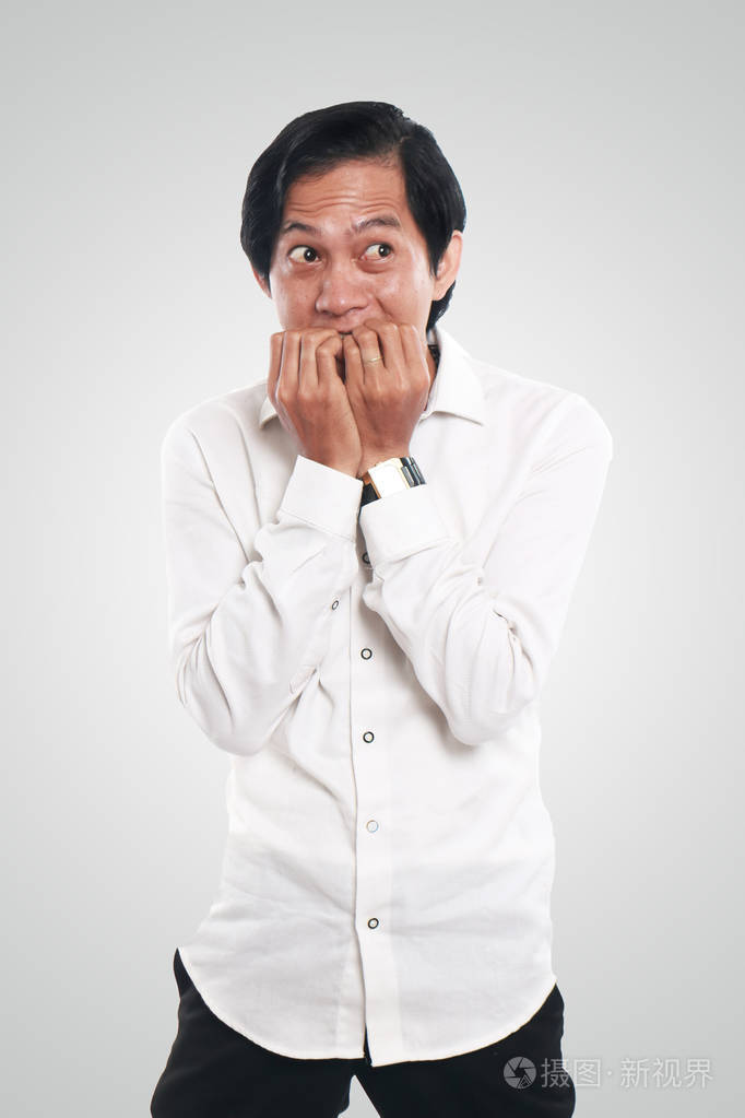 担心亚洲商人害怕的姿态