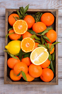 新鲜的橘子橙子和柠檬叶图片