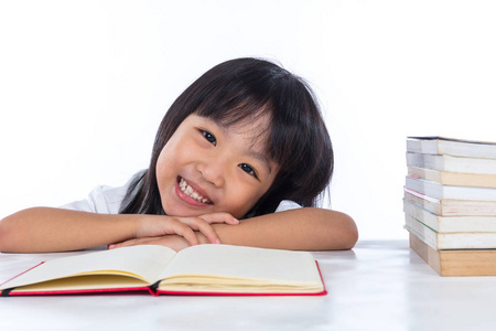 微笑亚洲中国小女孩看书