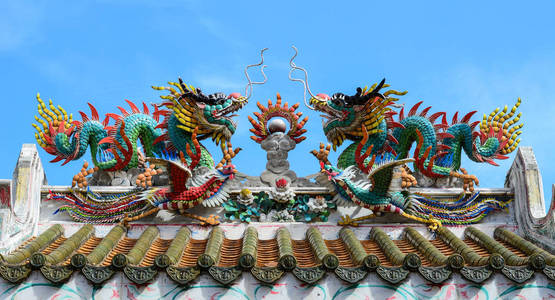 龙中国寺庙屋顶上的龙的形象。蓝龙天下的龙像..