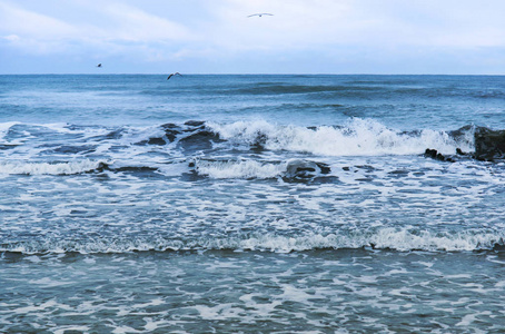 海上的暴风雨, 海浪覆盖了码头, 波罗的海的一场严重风暴