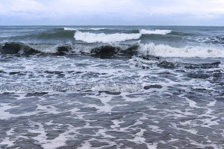 海上的暴风雨, 海浪覆盖了码头, 波罗的海的一场严重风暴