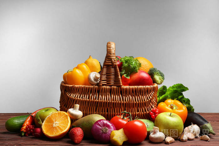 水果和蔬菜的柳条篮