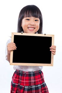 快乐亚洲中国小姑娘抱着黑板图片