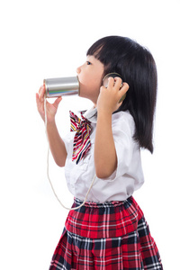 亚洲中国小女孩在玩复古锡可以电话