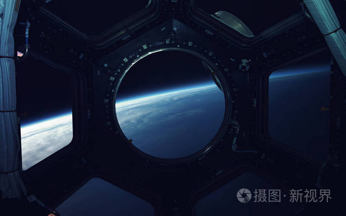 地球在太空飞船窗口舷窗.这幅图像由美国国家航空航天局提供的元素