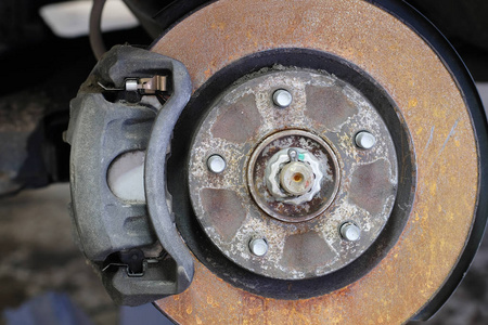 生锈的刹车盘的汽车图片