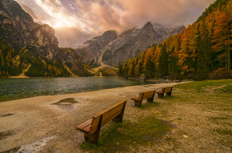 美丽的景色 Braies 湖的长椅上前景