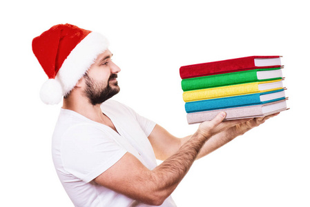 快乐的人，在圣诞老人的帽子，拿着一本书在白色背景上
