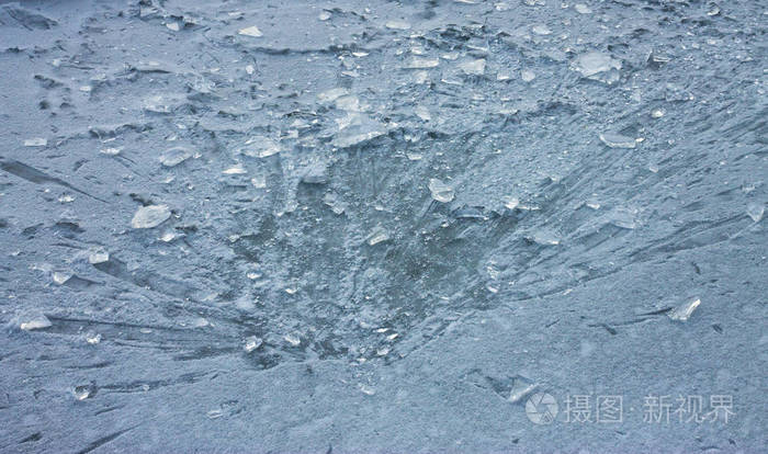 冰碎成碎片