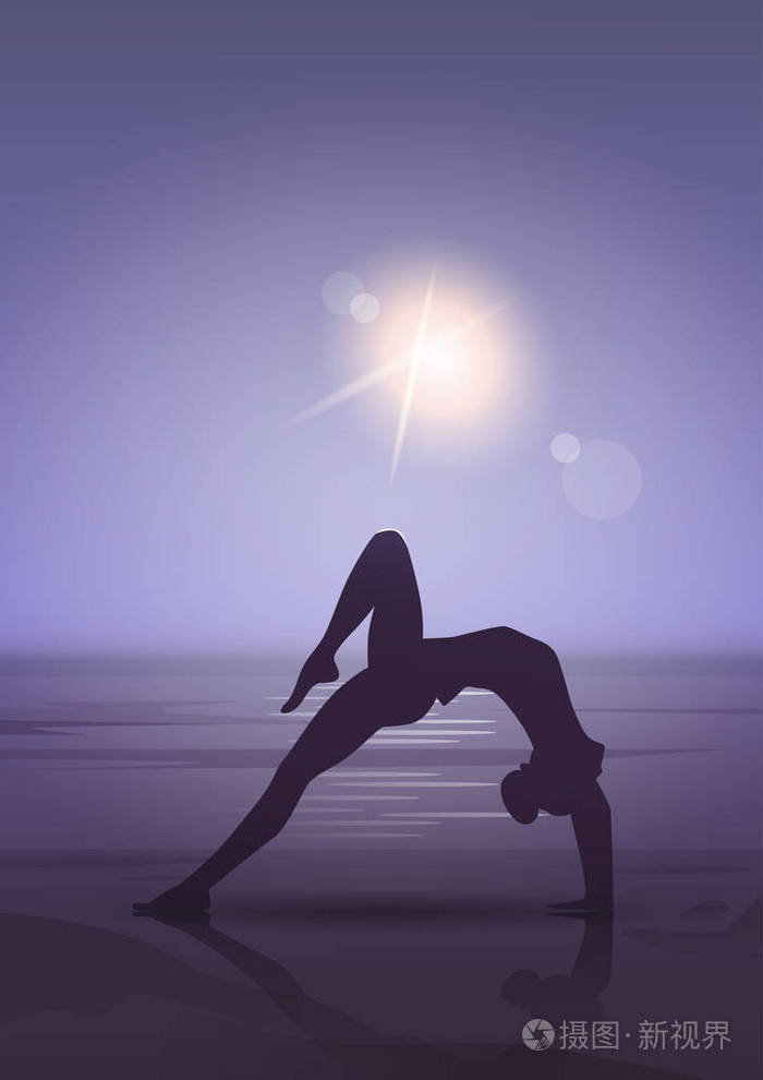 女孩瑜伽位置运动健身女人锻炼锻炼剪影在月光下