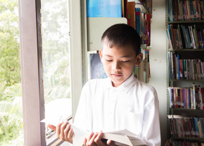 亚洲男孩读一本书