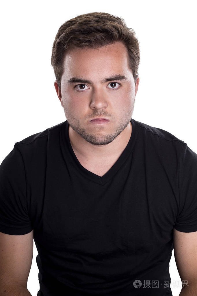 愤怒地看着的白色背景上的男人