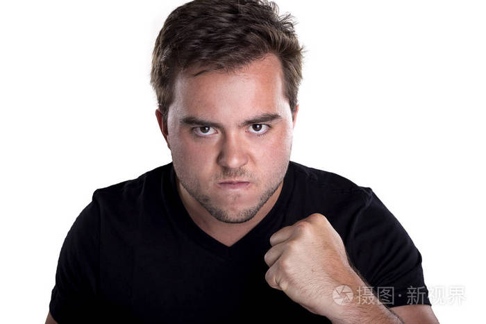 愤怒地看着的白色背景上的男人