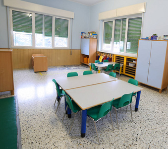里面的一间教室的椅子和桌子