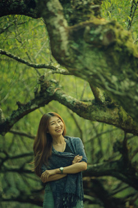 亚洲女人站在梅园 doi 安康山遇难