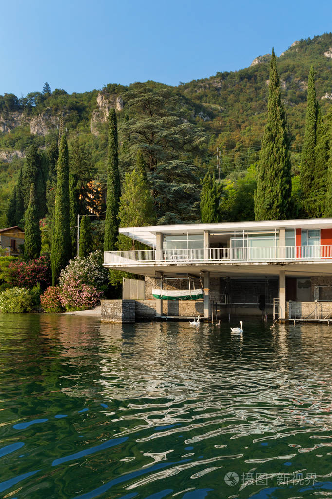 混凝土在湖边的房子