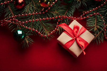 圣诞节树和火花的散景灯木制圣诞背景画布背景。圣诞快乐的圣诞贺卡。冬天的节日主题。新年快乐。文本的空间。节日快乐
