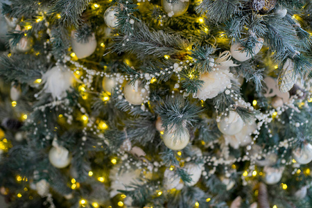 时尚的圣诞室内装饰的白色和金色的颜色