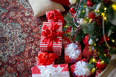 时尚的圣诞室内装饰的白色和红色的颜色