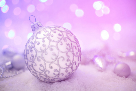 在圣诞节上银球和雪散景