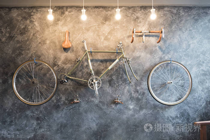 自行车在墙上用来装饰