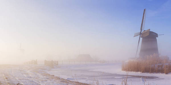 荷兰风车在早晨有雾冬季景观图片