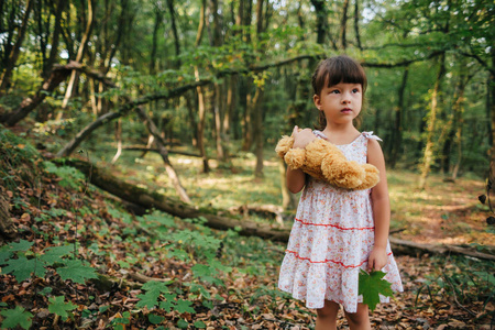 一个女孩在树林里的肖像。emotions.bear