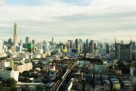 曼谷城市天际线和摩天大楼建设在日落时在 Bangk