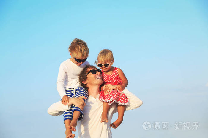 在天空的肩膀上的两个孩子的快乐父亲