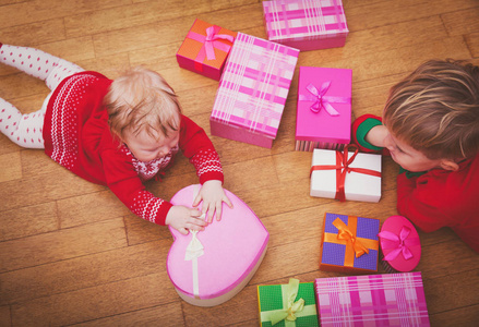 小男孩和女孩考虑圣诞节礼物