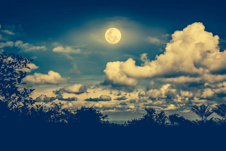 户外夜晚星星在天空和云与月亮凯尔特十字和月亮在夜晚天空背景.