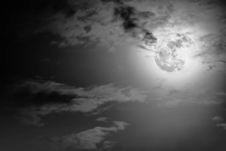 云与闪亮亮的满月夜空