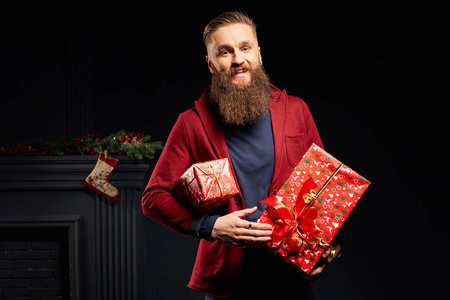 他手中的文本框，年轻的男人微笑着用长长的胡须，与红色的圣诞