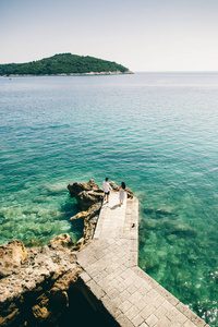 蜜月旅行的情侣度假在欧洲美丽的海景