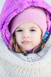 可爱的小女孩，在冬季公园的肖像