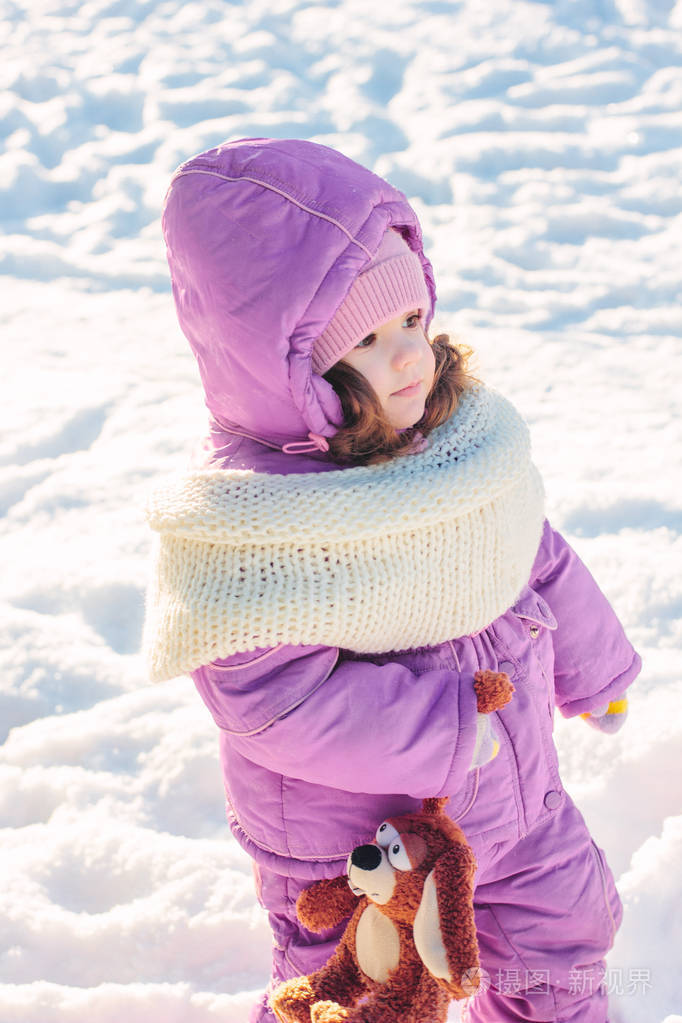 行走在雪地上的小女孩