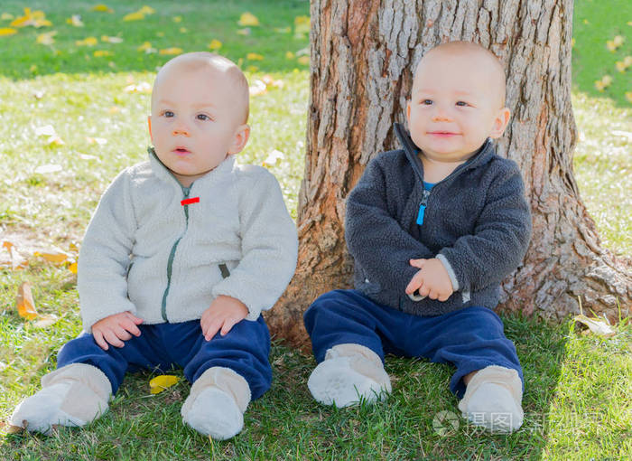 下载小样发票合同问题/举报男孩户外坐在凳子上的两个兄弟男孩户外小