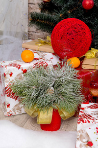 新的一年的室内空间。圣诞树上装饰着五颜六色的气球和礼物躺在地上。圣诞节和新年的背景
