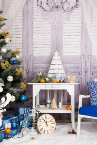 新的一年的室内空间。圣诞树上装饰着五颜六色的气球和礼物躺在地上。圣诞节和新年的背景