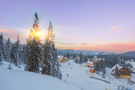 冬季度假胜地, 有滑雪和滑雪板的斜坡