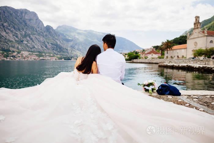 新婚夫妇蜜月旅行的背影
