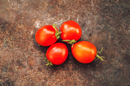 新鲜的西红柿，在黑色的桌子上