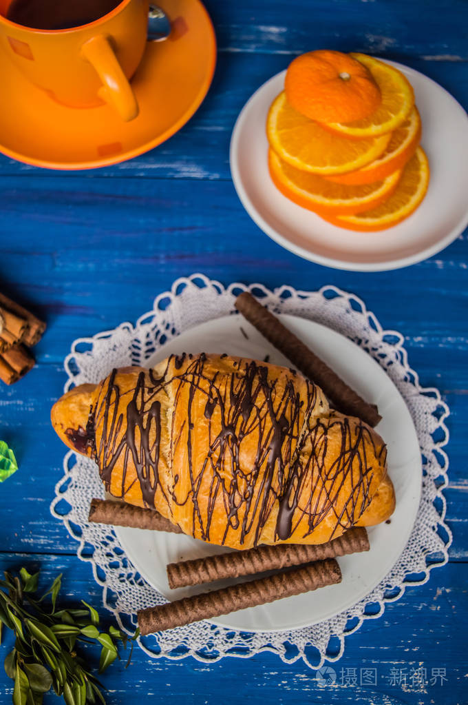 羊角面包巧克力馅蓝色背景顶视图特写